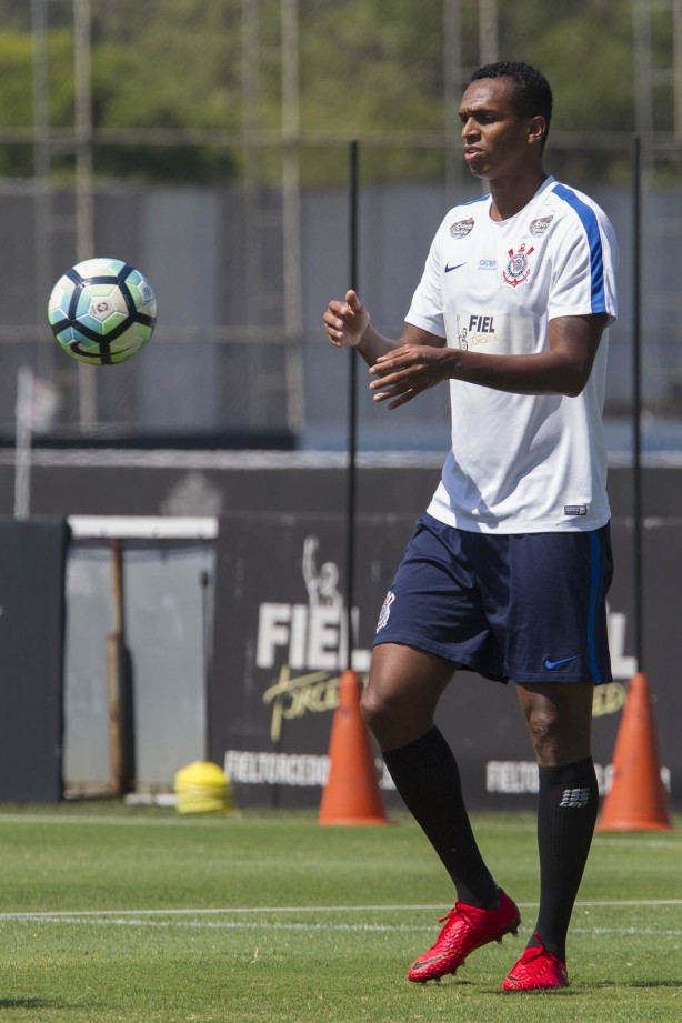 Jô retorna de suspensão nesta quarta-feira contra o Fluminense