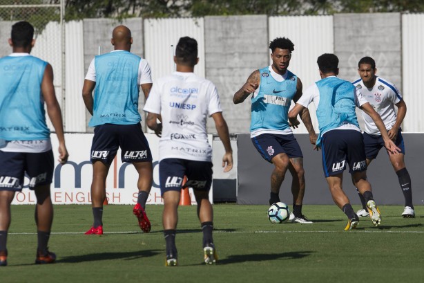 Jogadores do Corinthians se preparam para encarar o Fluminense