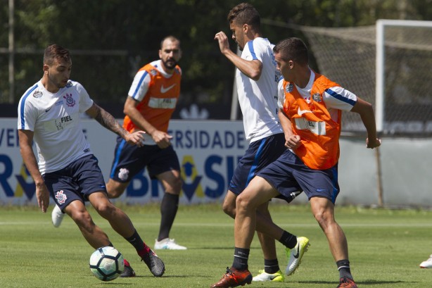 Jogadores dp Corinthians no treino desta segunda-feira já com foco no Fluminense