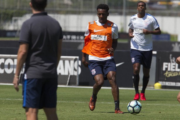 Moises e Jô no treino desta segunda-feira já com foco no Fluminense