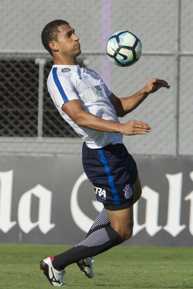 Zagueiro Pablo durante treino no CT Joaquim Grava