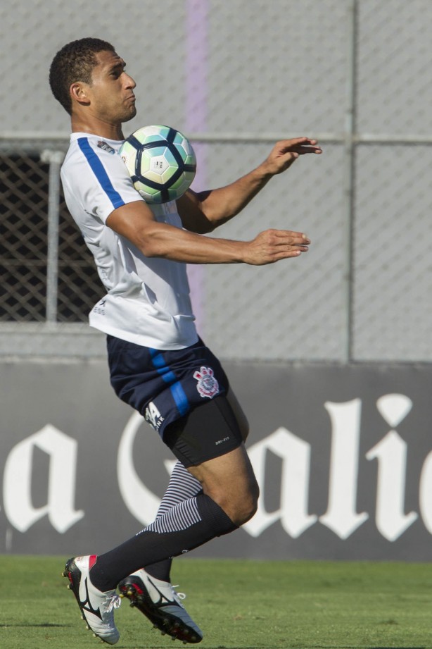 Zagueiro Pablo durante treino no CT Joaquim Grava