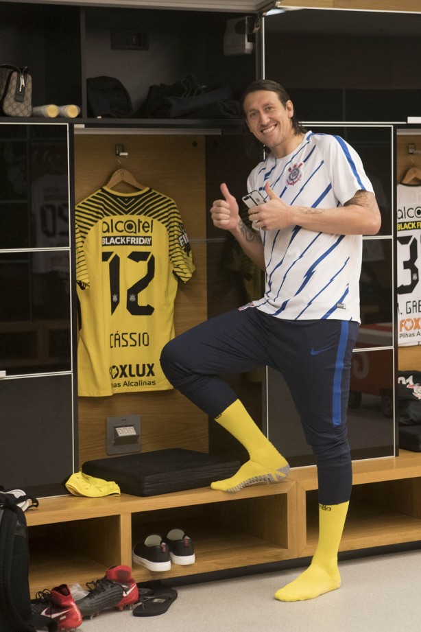 Cássio posa para foto ao lado do seu manto sagrado no vestiário da Arena Corinthians