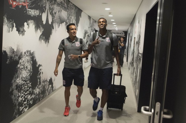 Jadson e Jô chegam juntos à Arena Corinthians para duelo contra o Fluminense