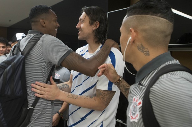 Jô e Cássio se abraçam no vestiário da Arena antes do duelo contra o Fluminense