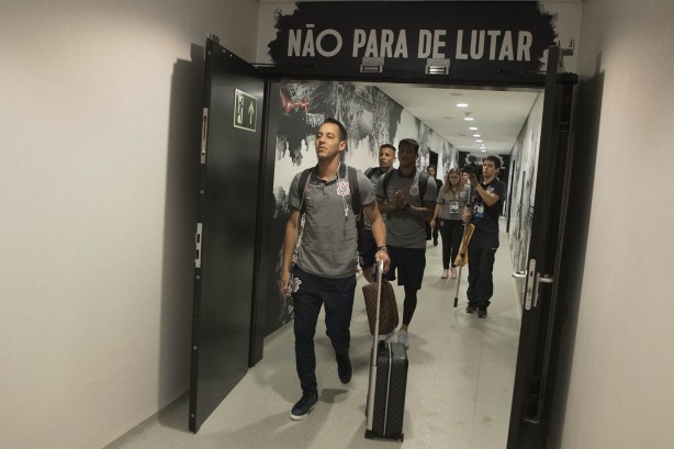 Jogadores chegando à Arena Corinthians para duelo que pode valer o título contra o Fluminense