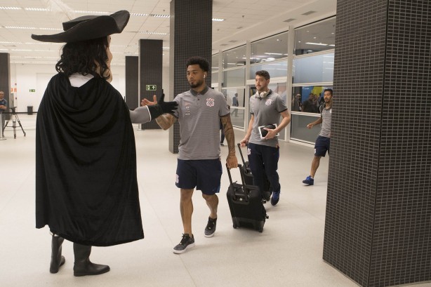 O Mosqueteiro cumprimenta o atacante Kazim na chegada à Arena Corinthians