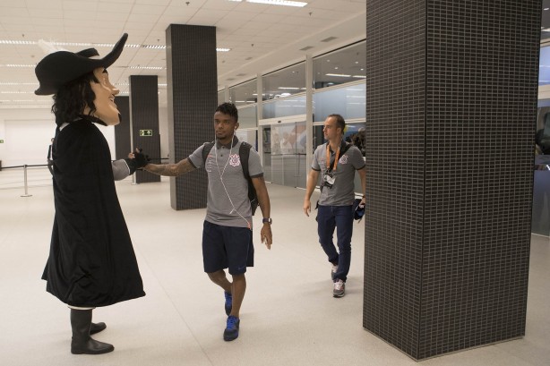 O Mosqueteiro cumprimenta o jogador Paulo Roberto na chegada à Arena Corinthians