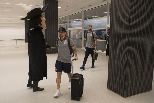 O Mosqueteiro cumprimenta o lateral Fagner na chegada à Arena Corinthians