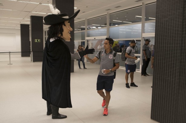O Mosqueteiro cumprimenta o meia Jadson na chegada à Arena Corinthians
