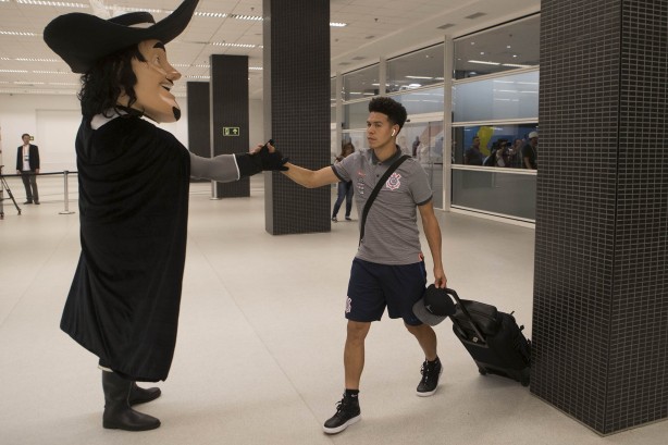 O Mosqueteiro cumprimenta o meia Marquinhos Gabriel na chegada à Arena Corinthians