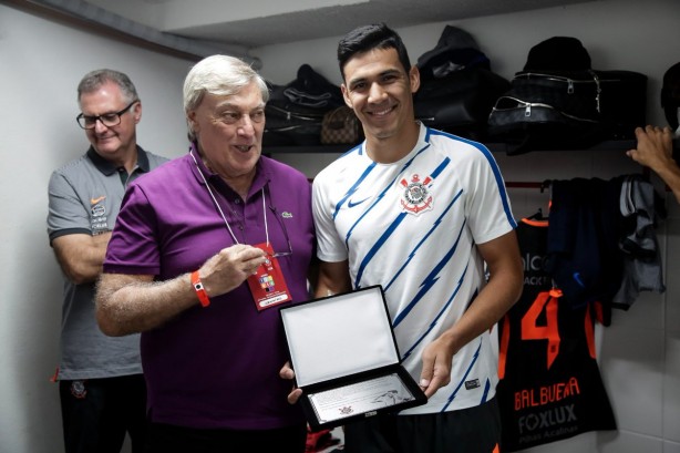 Flavio Adauto e Balbuena no vestiário. Placa pelos cem jogos no clube