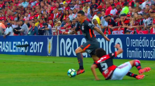 Marciel dá belo drible sobre Willian Arão, do Flamengo
