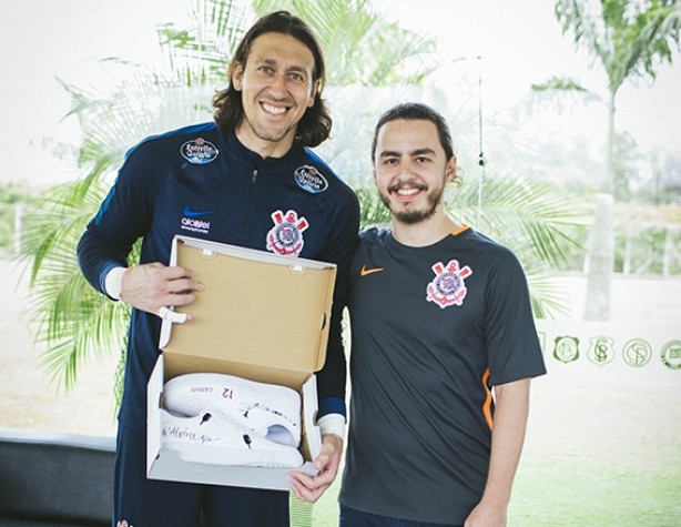 Cássio ao lado do POMB no CT do Corinthians