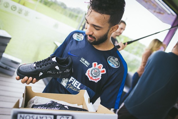 Clayson também foi presenteado no CT do Corinthians