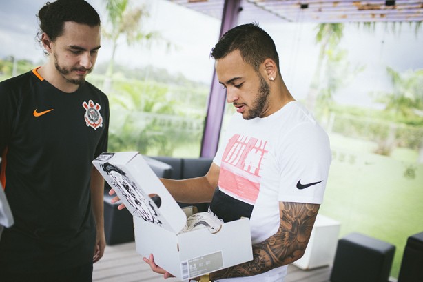 Maycon foi um dos jogadores presenteados pela Nike