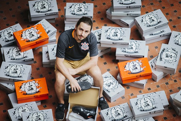 Thales Fernando, o responsável pela personalização dos tênis da Nike