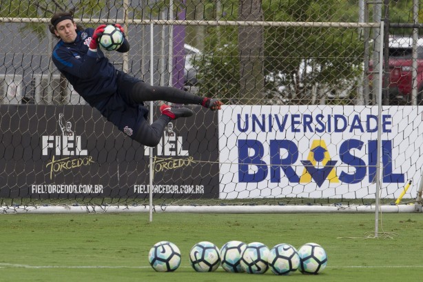 Capitão no jogo de domingo, Cássio trabalhou com os demais goleiros