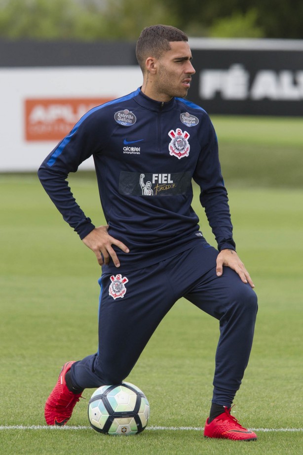 Gabriel voltou a treinar no campo nesta quinta