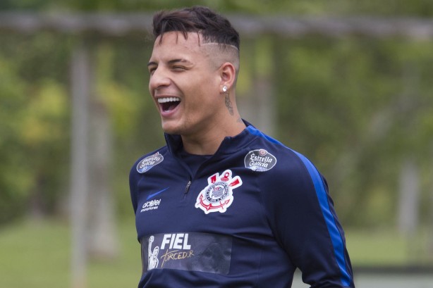 Guilherme Arana, muito feliz no treino, passou por trote no final da atividade