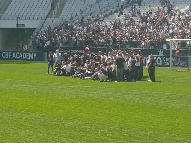 Jogadores posaram para foto junto com funcionrios