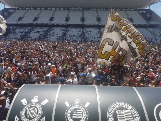 Mega invaso da Fiel no campo da Arena Corinthians