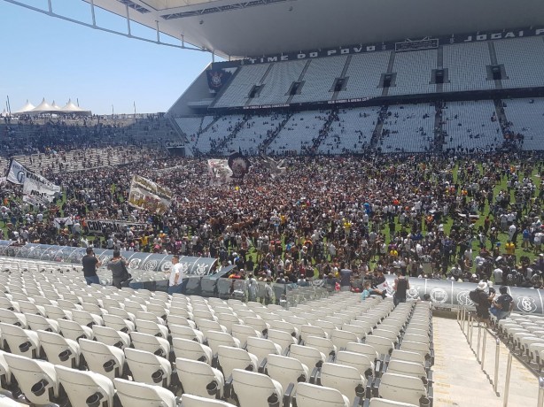 Mega invaso da Fiel no gramado da Arena Corinthians