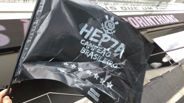 Bandeiras foram colocadas nas cadeiras da Arena