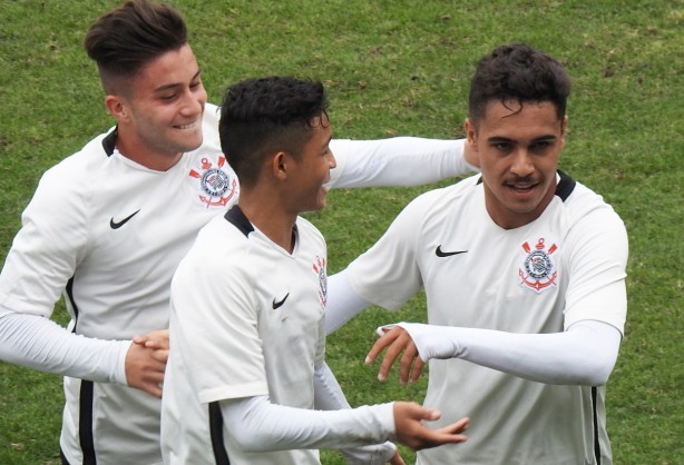 Atacante Giovanny (à direita) comemora gol pelo Paulista