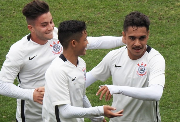 Atacante Giovanny (à direita) comemora gol pelo Paulista