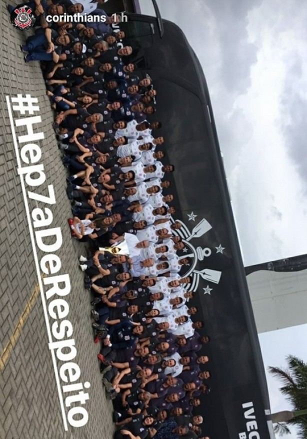Pablo apareceu na foto de todo o elenco e comissão com a taça