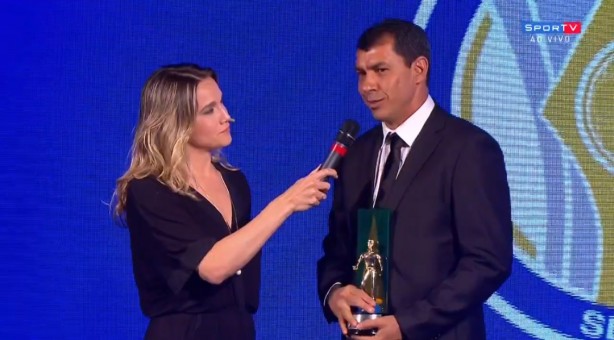 Carille recebeu prêmio das mãos de Fernanda Gentil