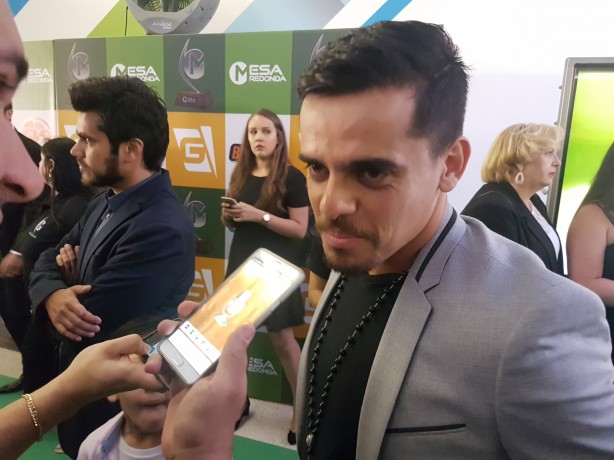 Fagner compareceu ao Troféu Mesa Redonda nesta noite de segunda-feira