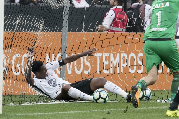 Jô marcou um de braço contra o Vasco; maioria foi de direita