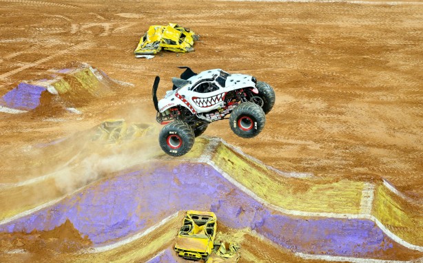 Acrobacias de carros gigantes deixaram Fiel em êxtase