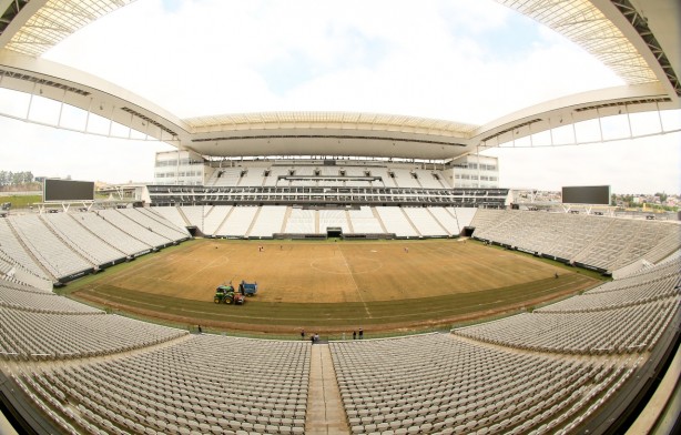 Inaugurada em 2014, Arena passa pela primeira troca do gramado