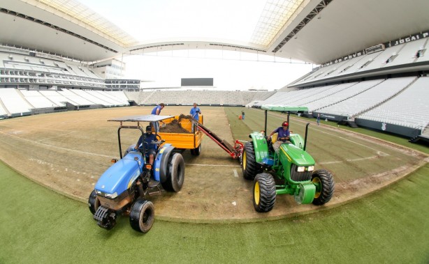 Intenção dos profissionais é entregar estádio ao Timão em meados de fevereiro