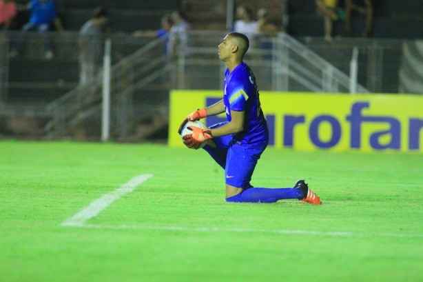 Goleiro Filipe no conseguiu deter o ataque do Grmio na estreia do Brasileiro 