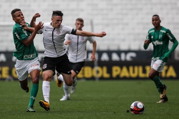 Volante Guilherme Mantuan, cedido do profissional para o embate diante do Palmeiras