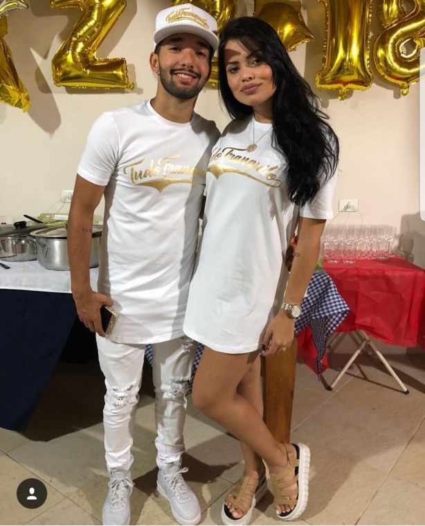 Clayson e a esposa passaram de branco, como a maioria