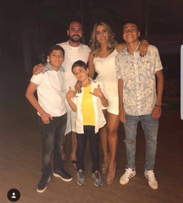 Danilo, esposa e os três filhos na cidade de Goiânia