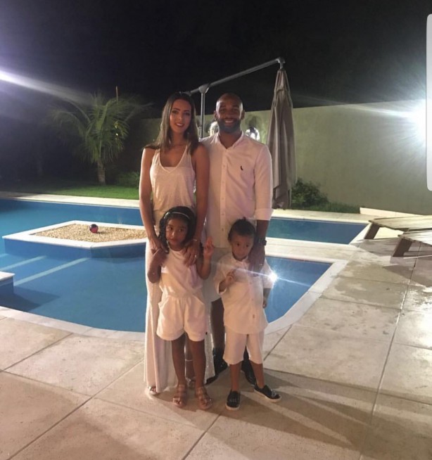 Felipe Bastos e a família na beira da piscina