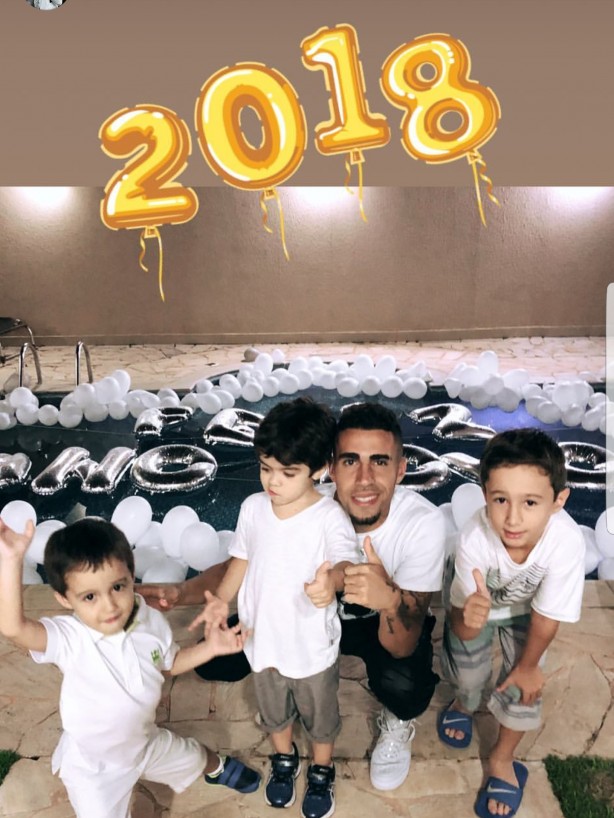 Gabriel com seus filhos e parentes