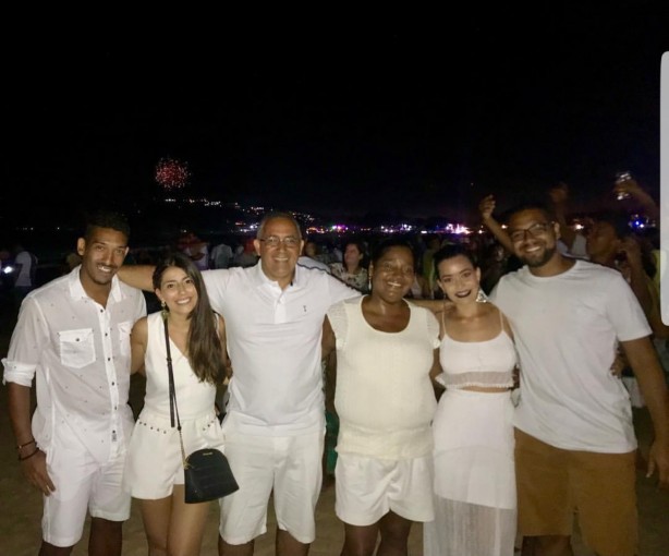 Léo Príncipe e familiares na praia do Rio de Janeiro