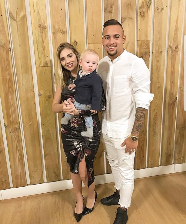 Maycon, esposa e o filho que nasceu há pouco tempo