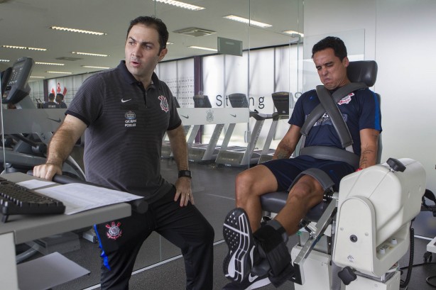 Jadson sua a camisa em teste de força no Laboratório R9