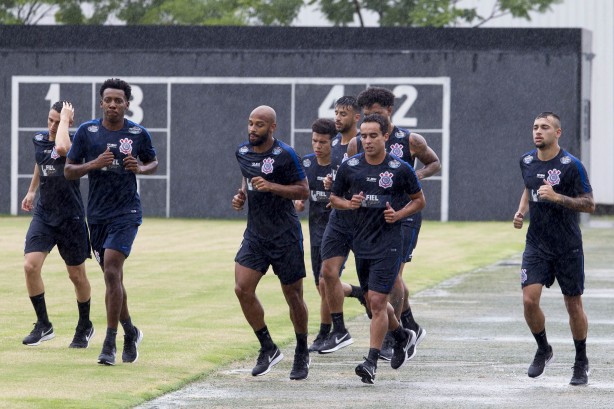 Teve fsico! Jogadores foram a campo e correram pelos campos do CT