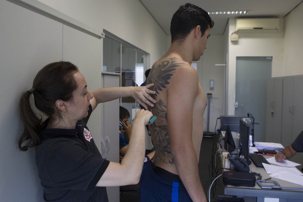 Zagueiro Balbuena é avaliado pela nutricionista Chris