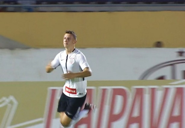 Em noite inspirada, Carlos foi o responsável por marcar o terceiro gol do Timão