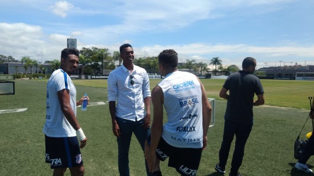 Jô se despedindo dos jogadores do Corinthians no CT, nesta sexta
